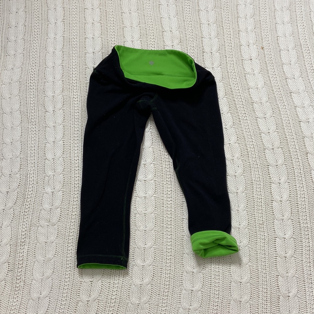 Lululemon Reversible Cropped Wunder Under Leggings Black and Green Size 6